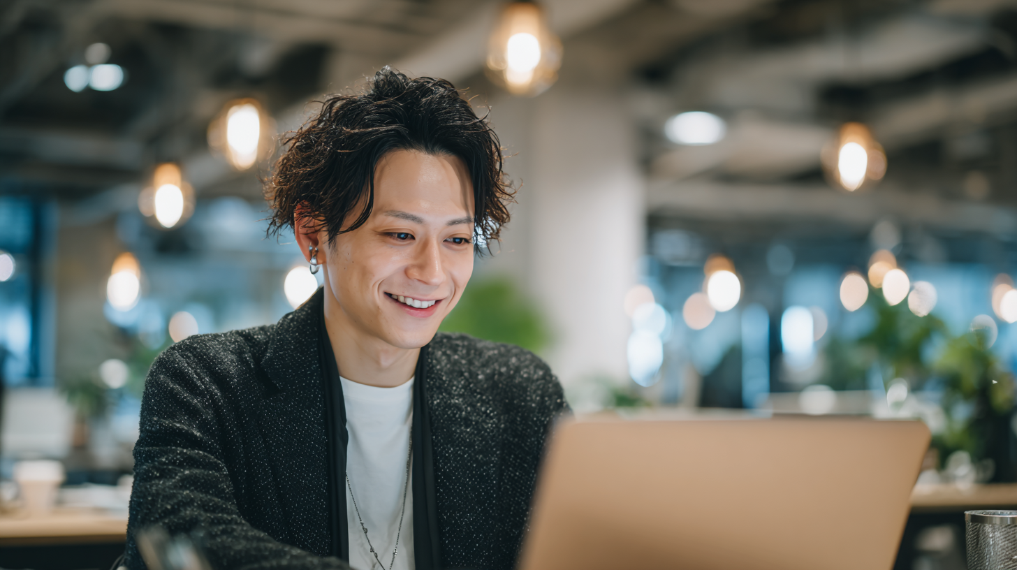 提案書を作成するWeb制作会社の代表